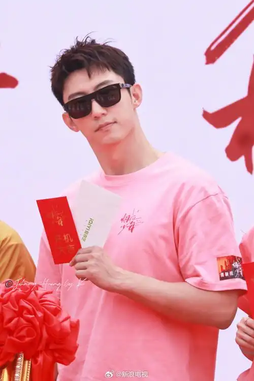 今日开机,现场路透曝光~粉嫩的帅哥美女#黄景瑜关晓彤同框合照