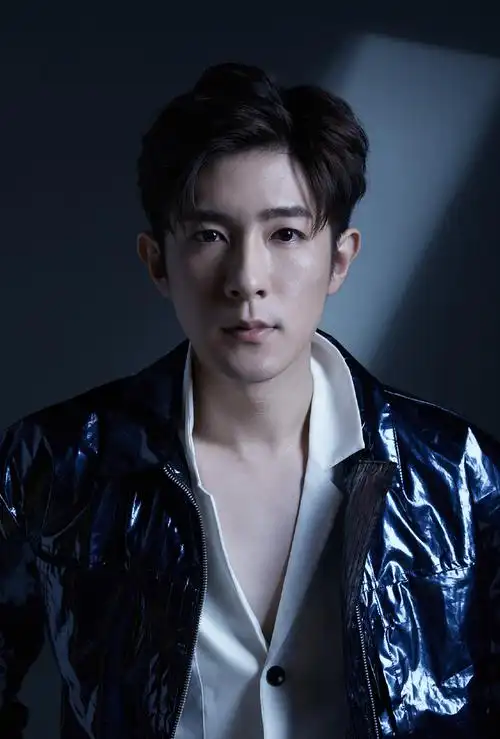 180cm/出生地:江苏,徐州/出生日期:11月2日职业:简介:季肖冰,出生于