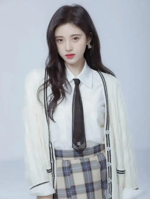 鞠婧祎穿搭造型