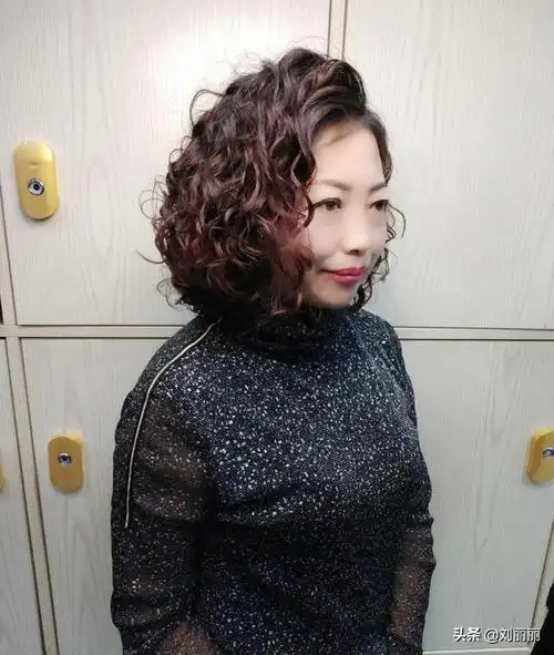 但却很时髦,造型简单好打理,完全适合40到60岁女性好看的烫发都具有一