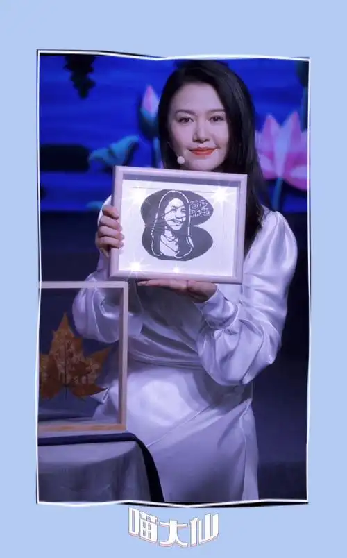 央视中秋晚会探班直播,白色缎面裙,这个造型真的衬得维维姐柔情似水