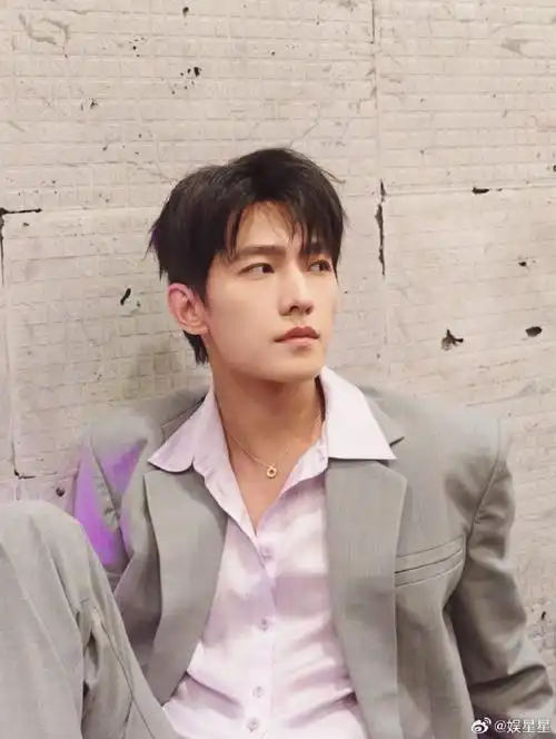 杨洋香芋紫衬衫