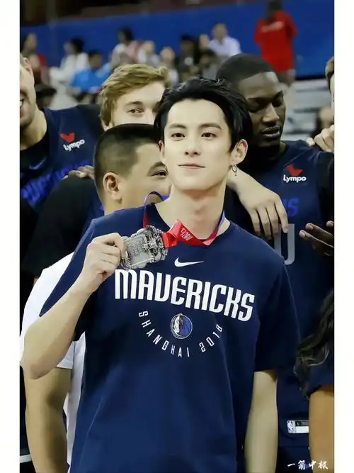 世界上怎么会有这么帅的男孩子