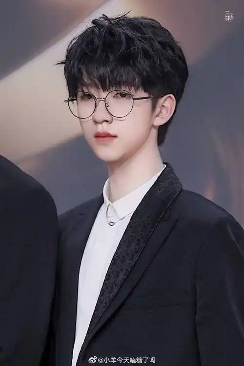 脑供氧不足,脑干缺失到只知道打啊啊啊贺峻霖知道自己戴眼镜,很帅是吧