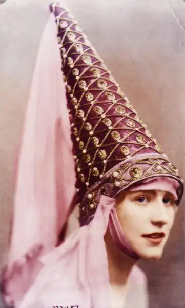 权力的游戏中的中世纪风格   她们争相佩戴大型头饰.