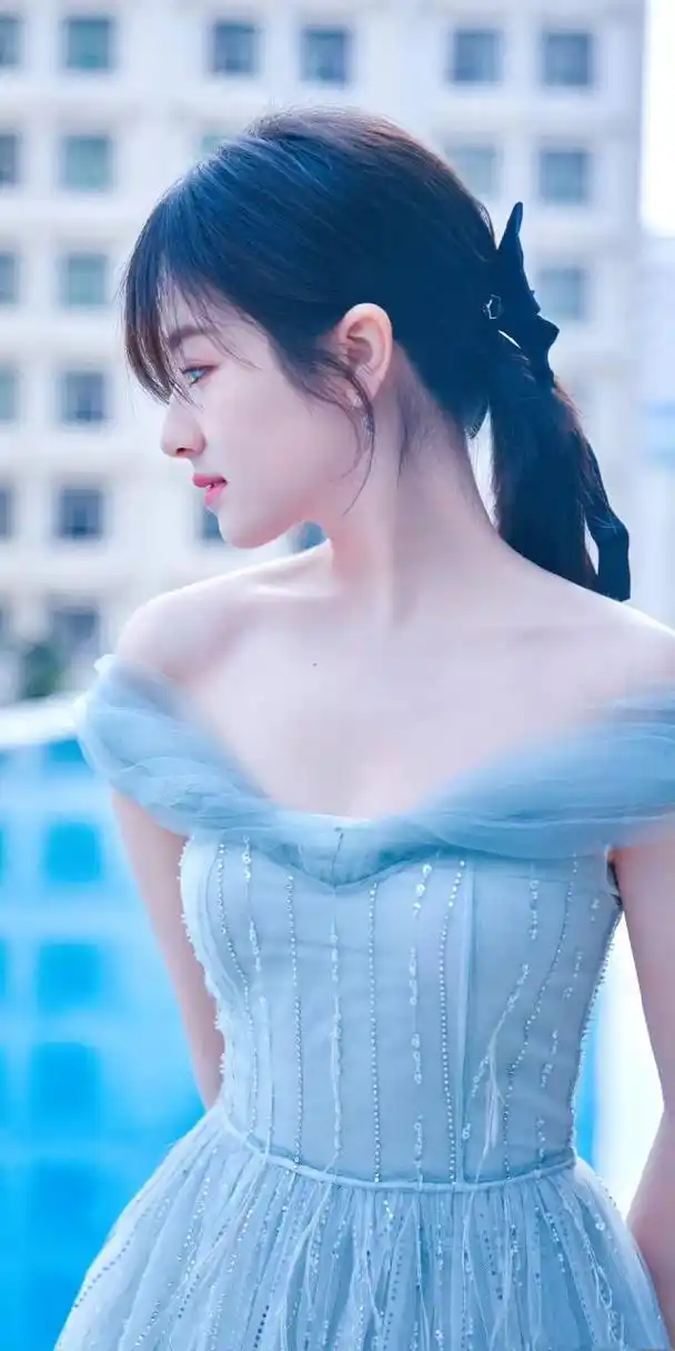 李兰迪蓝色一字肩流苏长裙造型壁纸写真#李兰迪