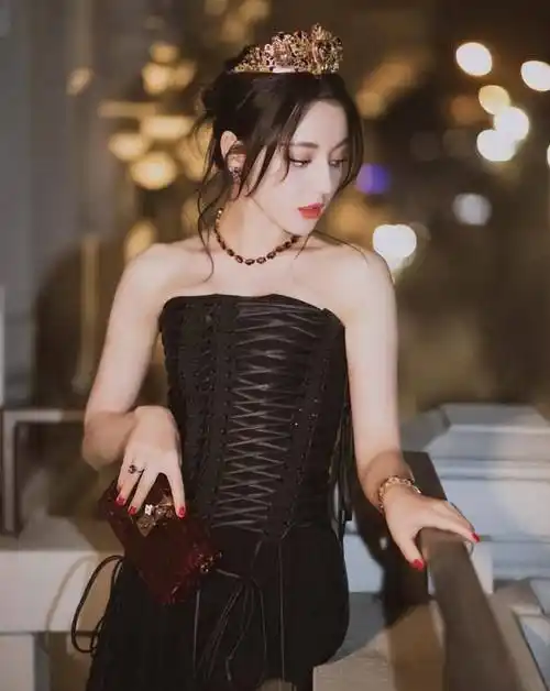 迪丽巴米兰时装秀,穿收腰裙清净身材,好身材一览无遗_迪丽热巴_设计