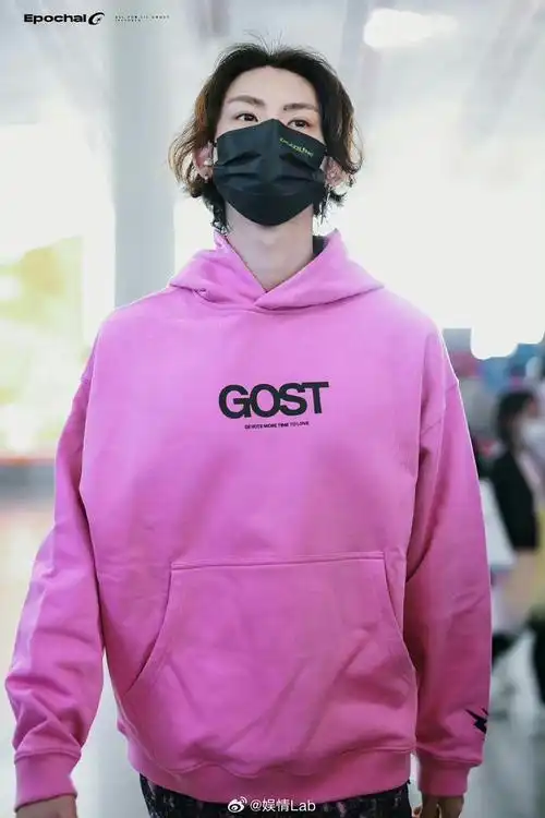 logo小卷毛忍不住想rua~祝小鬼行程一切顺利又是被@小鬼-王琳凯 帅到