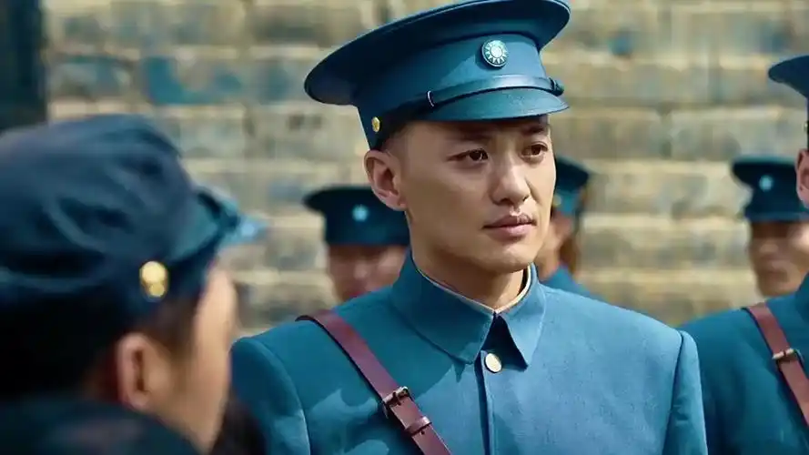 欧豪: 穿上军装一身正气,穿上校服一身痞气