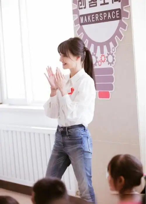 郑爽梳刘海配马尾穿学生打扮出镜清纯十足美回楚雨荨