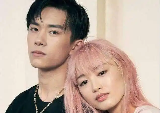 易烊千玺与异性搭档拍写真,搭档长相竟然长这样?两人很有cp感