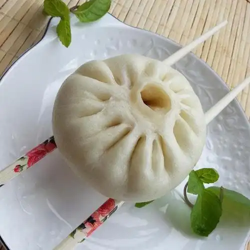 白菜猪肉包子,外皮暄软洁白,内馅湿润咸鲜,咬一口,满嘴留香