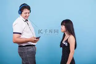 女友生气图片素材_戴着耳机微笑的白人男友无视他的亚洲女友