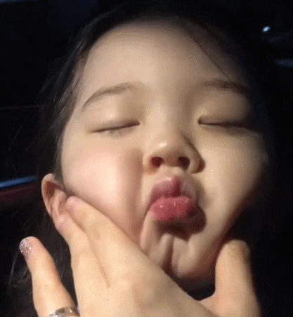 5岁小女孩凭"表情包"爆火ins!网友:迪士尼在逃公主藏不住