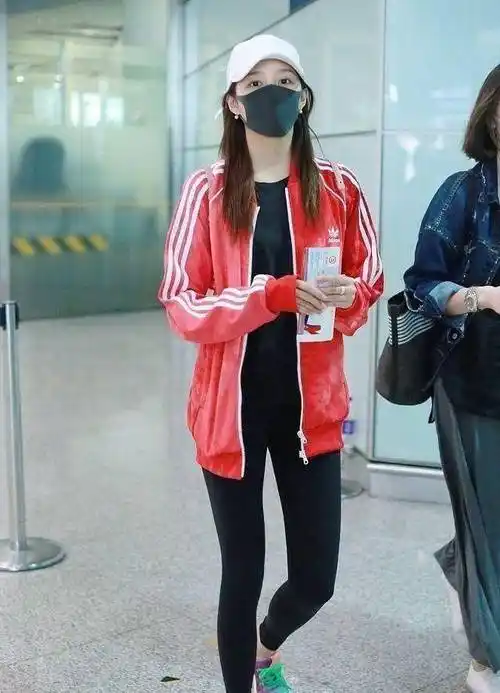 今年流行的"瑜伽裤"才是最火的,时尚又百搭!_运动_风格_李溪芮