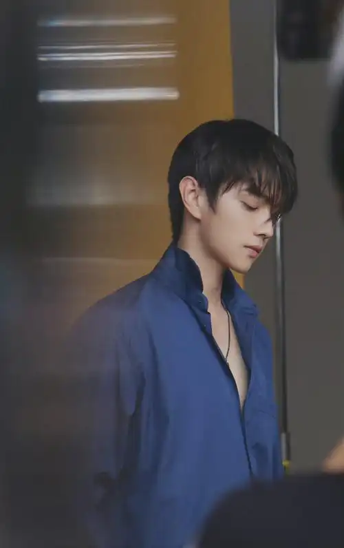 许凯工作plog蓝色衬衫vs复古花衬衫两种不同风格的帅气