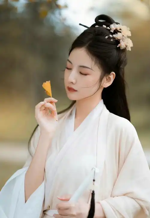 赵粤秋日银杏古风大片清冷系古风美人展现柔美气质