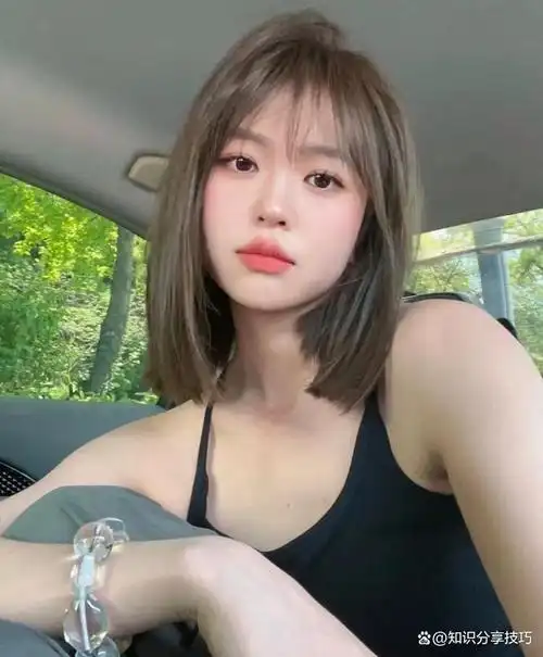 现如今,时尚的"落肩发"成为了备受追捧的发型趋势.