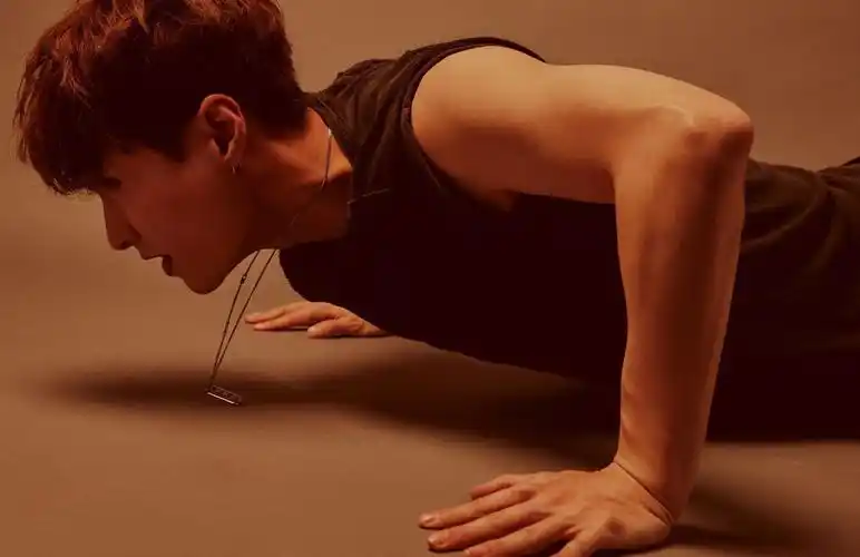 张艺兴大片展现完美肌肉身材张艺兴完美诠释黑白硬照风返回搜狐,查看