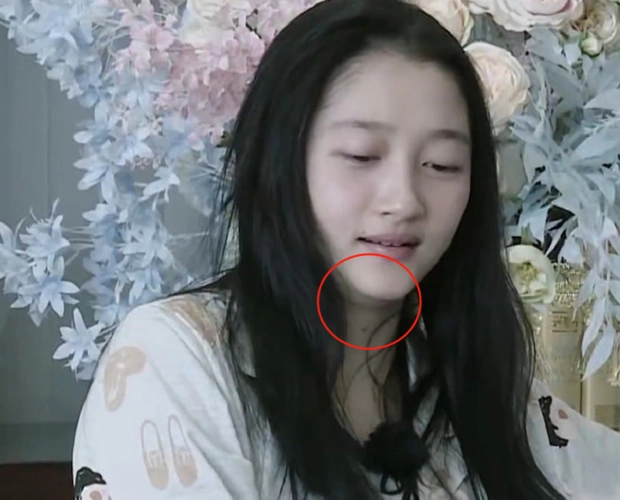 素颜出镜的关晓彤看起来比较腼腆,满脸胶原蛋白_化妆