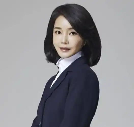 原创韩国第一夫人惊艳49岁脸蛋精致似芭比颜值秒杀韩剧女主角