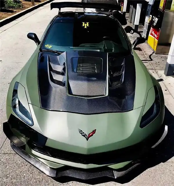 加油站来辆"五菱超跑",绿色车身太辣眼,老员工:比法拉利气派