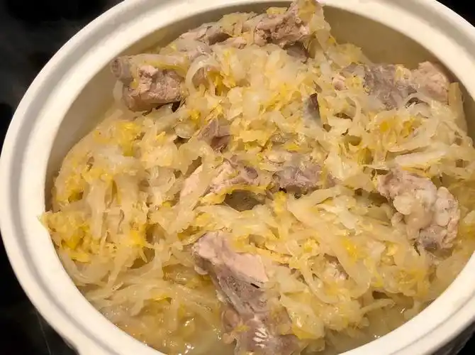 今天咱家吃酸菜炖排骨红烧大虾