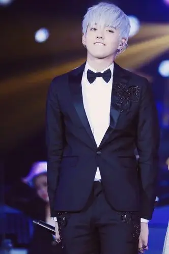 吴亦凡白发西装帅气舞台秀图片