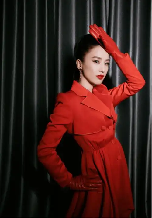 黄圣依彻底红了一回穿红色大衣配手套红唇扎高马尾a爆了