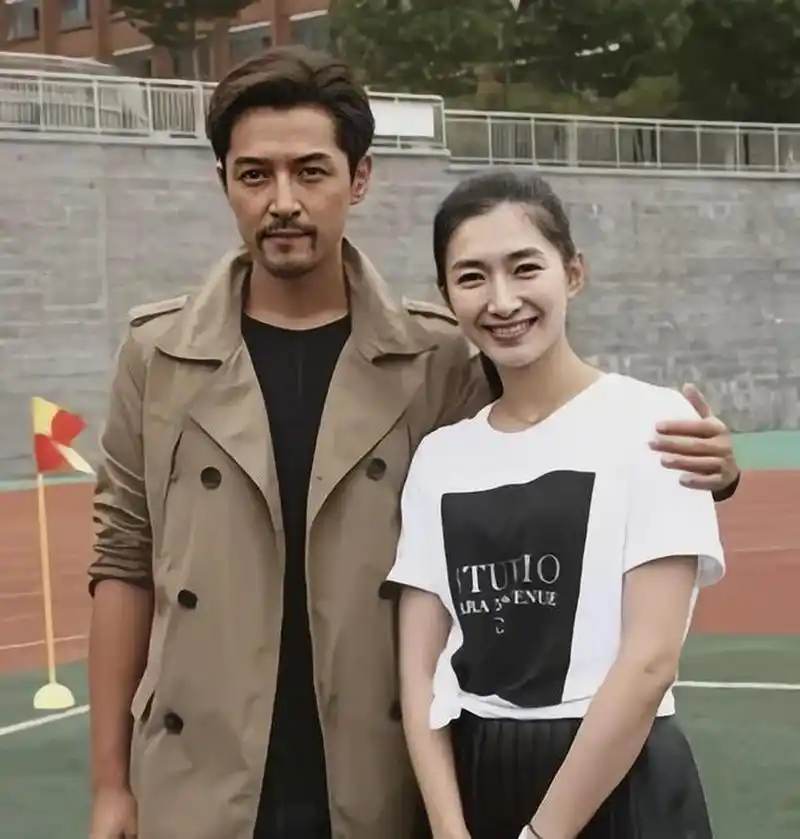 2014年,胡歌和江疏影在一张合照中,二人俊男美女,好像是情浓意重.