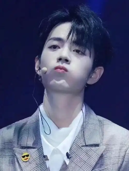 肖战喝水嘟嘴接泡泡