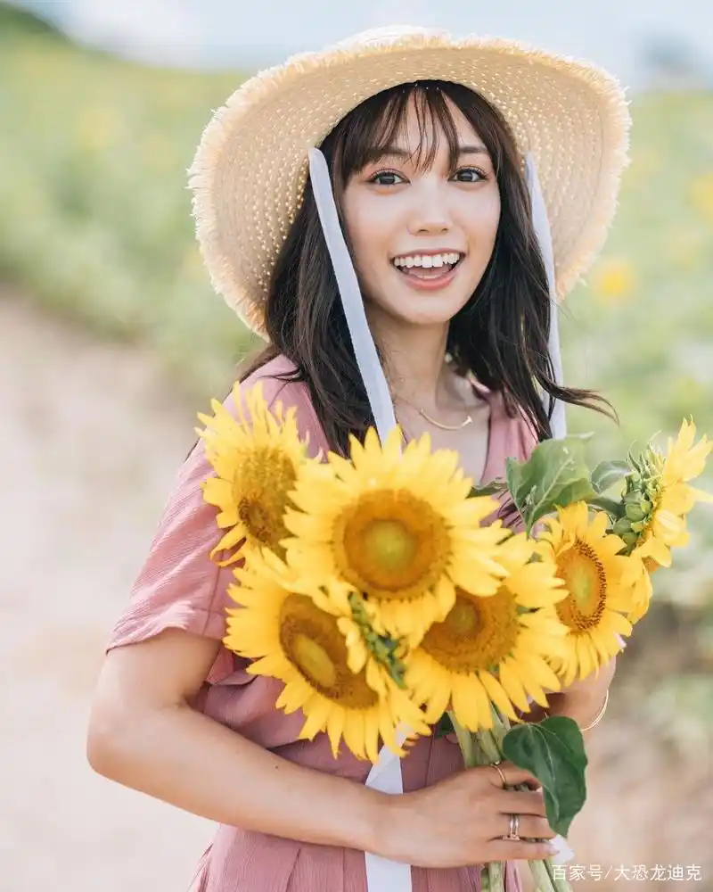 手捧向日葵的美女,清新靓丽的打扮,阳光灿烂的笑容,格外动人