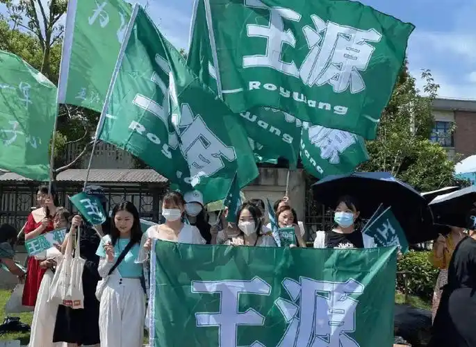 王源《明日之子》录制,粉丝应援排面大,他的暖心回应方式太好哭_汤圆