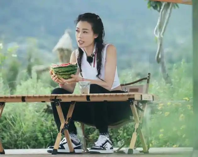 同样是在慢综艺中"求人",张翰,容祖儿对比差异很明显_家族_牧野_奶奶