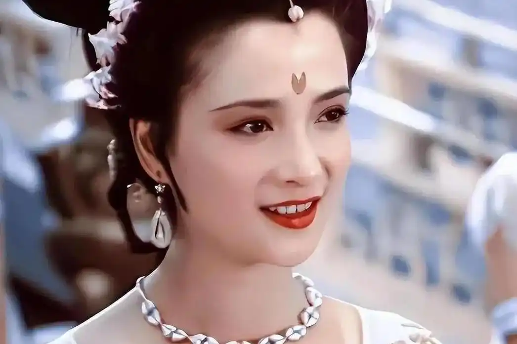 何晴:古装第一美人的岁月沉淀与魅力依旧 何晴,这位被誉为"古装第一