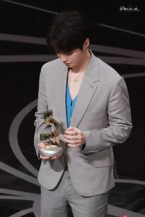 王俊凯 白色西装小王子