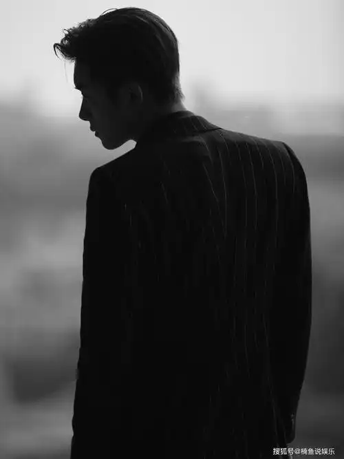 黑白滤镜下的易烊千玺有多绝?西装革履秒变霸道总裁,氛围感满满_黑色