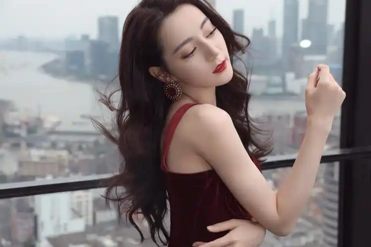 迪丽热巴性感迷人写真