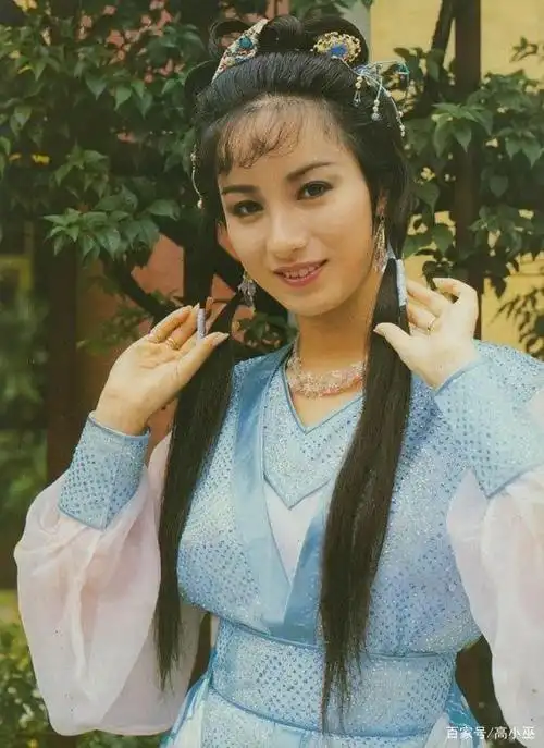 谢宁是广东梅县人,15岁随父母移居香港,22岁获得港姐冠军,是香港第一