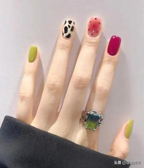 1,绿色系美甲 绿色显白小能手,夏天涂上清新淡雅,搭配黑色豹纹造型