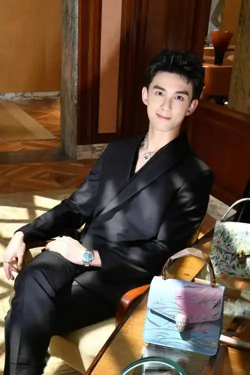 吴磊参加宝格丽品牌活动 深v西装的造型一秒化身少年有成霸总!