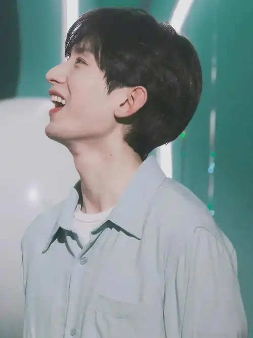 被男明星笑容治愈的瞬间肖战任嘉伦太温暖看到成毅赏心悦目