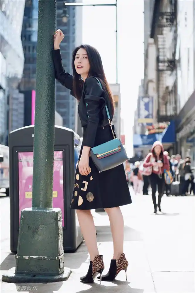 高圆圆信步街头回眸轻望写意最美风景