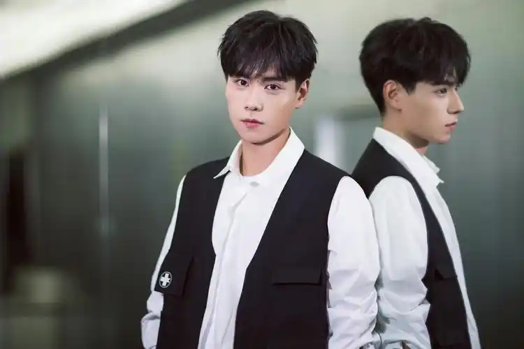 年轻时候的胡一天真帅__财经头条