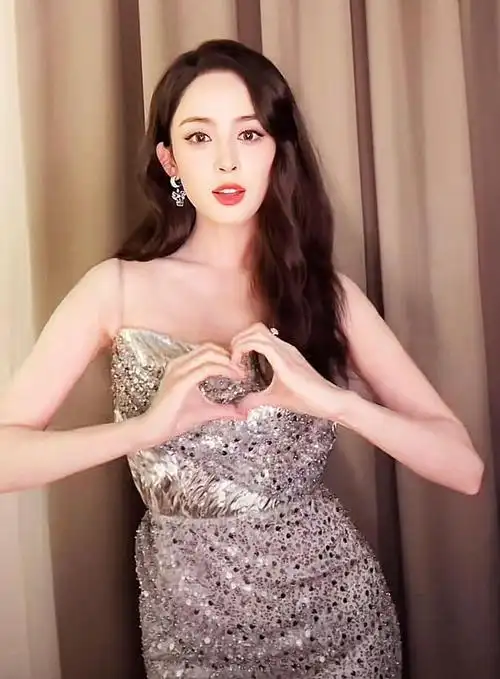 古力娜扎大秀手指舞身材曼妙网红脸越来越严重长得真精致