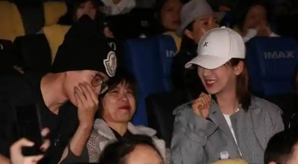 杨紫和刘昊然"跨服"聊天,全程笑道合不拢嘴,竟忘记中间隔着人_不知道