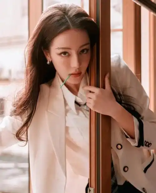 迪丽热巴制服诱惑新造型!校园甜酷学姐风,这身材你羡慕了吗?