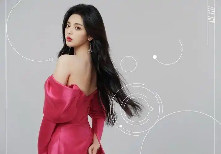 原创草根出身的杨超越开始玩时尚了其实这样也很美