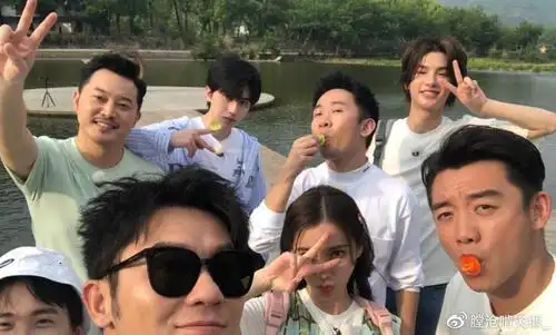 蔡徐坤太不懂事?发集体合照忘记p图,意外暴露31岁baby真实颜值
