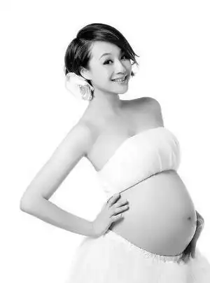 图文:曹颖公开大肚写真 穿抹胸为杂志拍封面照